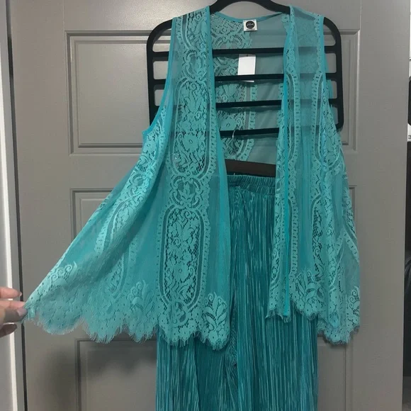 Fashion Nova set of trousers and a lace west ,color Tiffany,for tall women 5.92+ - Picture 5 of 16